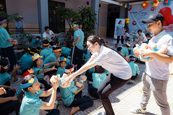 Nhóm bạn vui vẻ chơi casino trực tuyến 97win