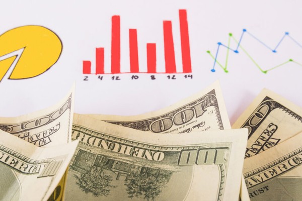 Một người đang nghiên cứu chiến lược chơi game trên máy tính bảng, tượng trưng cho việc tìm hiểu tài nguyên 97win để nâng cao kỹ năng cá cược trực tuyến.